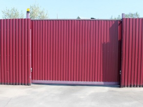 Забор из профнастила с воротами и калиткой 15 метров