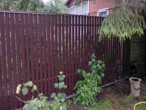 Забор из евроштакетника с бетонированием столбов 28 метров фото в Семёнове
