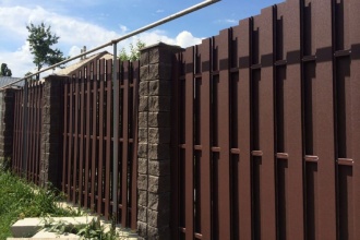 Забор из евроштакетника с кирпичными столбами 25 метров фото в Семёнове