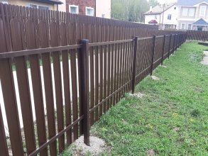 Забор из евроштакетника с утрамбовкой щебнем 70 метров фото в Семёнове