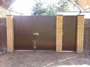 профнастил с распашными воротами - пример 11 фото в Семёнове