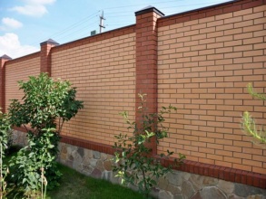 Кирпичный забор сплошной 80 метров фото в Семёнове