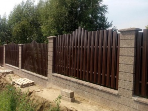 Забор из евроштакетника в шахматном порядке 67 метров фото под ключ