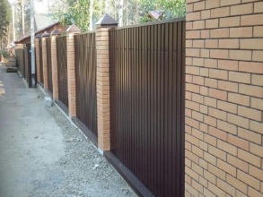 Забор из профнастила с кирпичными столбами 72 метра фото в Семёнове