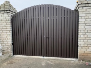 Ворота распашные из евроштакетника - пример 2 фото в Семёнове