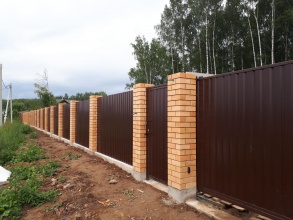 Кирпичный забор на ленточном фундаменте 12 метров фото в Семёнове