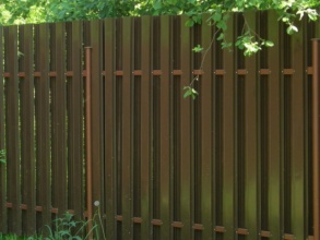 Забор из евроштакетника с бетонированием столбов 12 метров фото в Семёнове