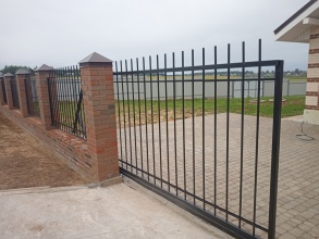 Сварные заборы с кирпичными столбами 10 соток фото под ключ с установкой