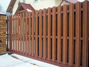 Забор из евроштакетника с кирпичными столбами 200 метров фото в Семёнове