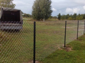 Забор из сетки рабицы в натяг 12 метров фото в Семёнове