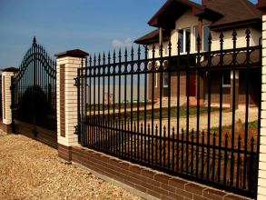 Сварные заборы с кирпичными столбами 12 метров фото в Семёнове