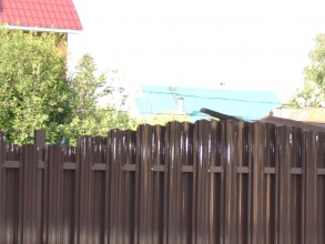 Забор из евроштакетника на ленточном фундаменте 10 метров фото в Семёнове