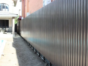 Забор из евроштакетника на ленточном фундаменте 57 метров фото в Семёнове