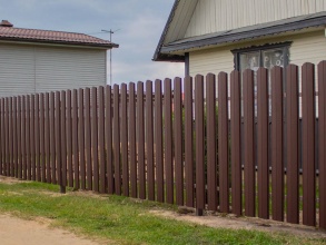 Забор из евроштакетника с забивными столбами 200 метров фото в Семёнове