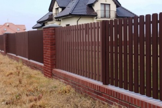 Забор из евроштакетника с кирпичными столбами 8 соток фото в Семёнове