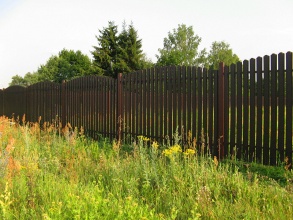 Забор из евроштакетника с утрамбовкой щебнем 122 метра фото недорого под ключ