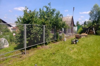 Забор из сетки рабицы в натяг секционный 80 метров фото в Семёнове